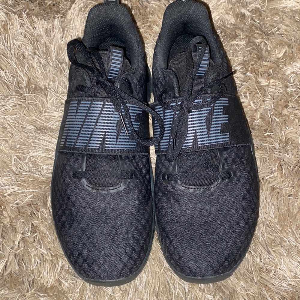 Women’s black Nike shoes!